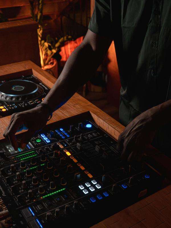 DJ