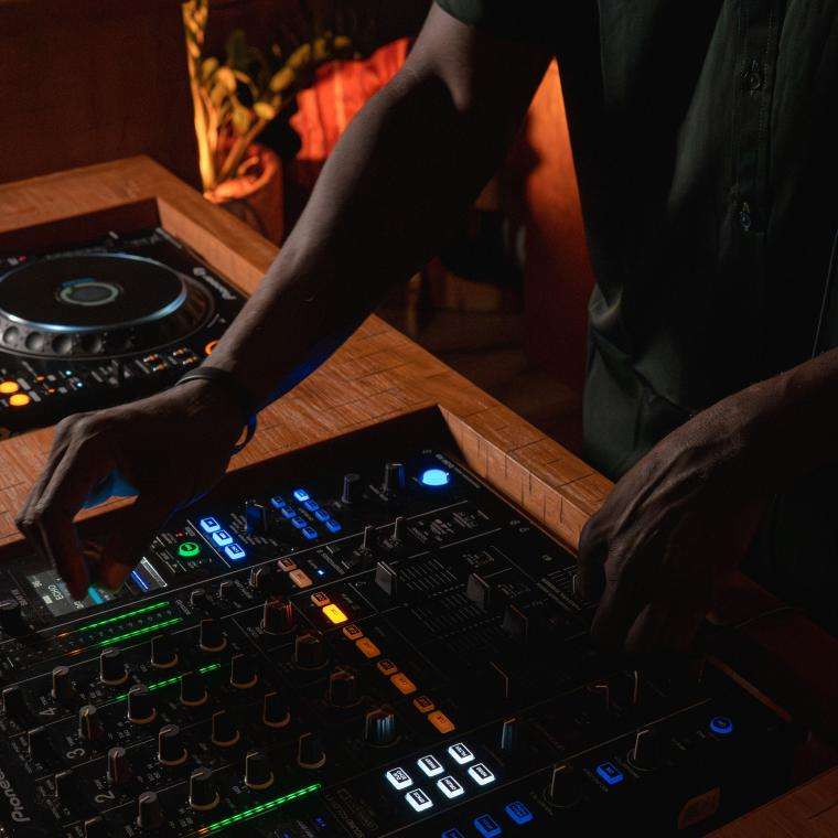 DJ
