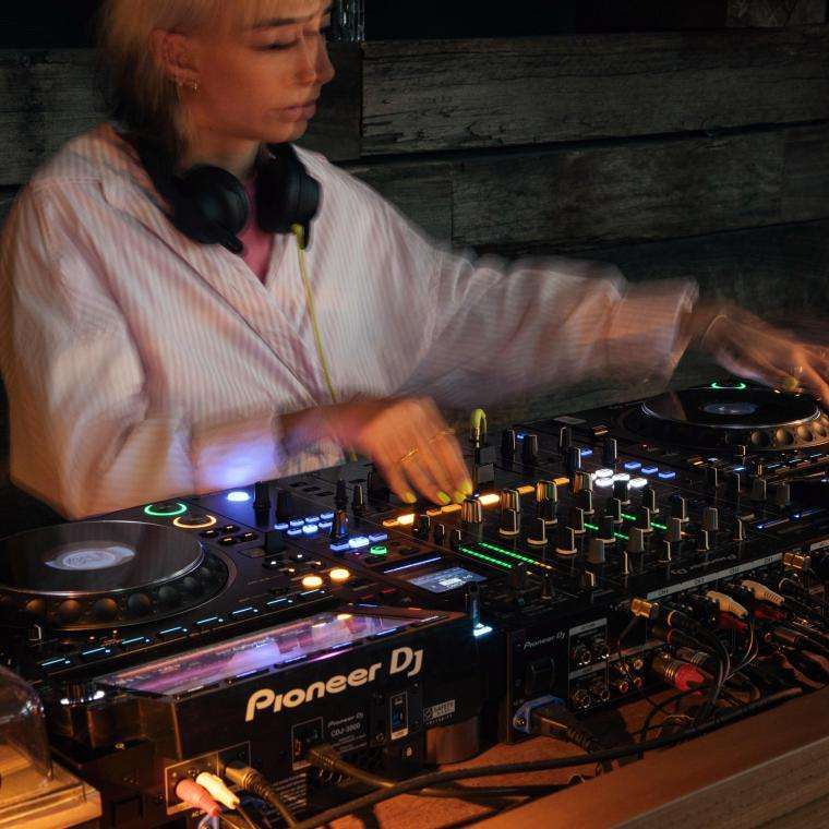 DJ